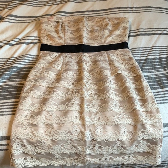 Robe de soirée en dentelle - Picture 1 of 3